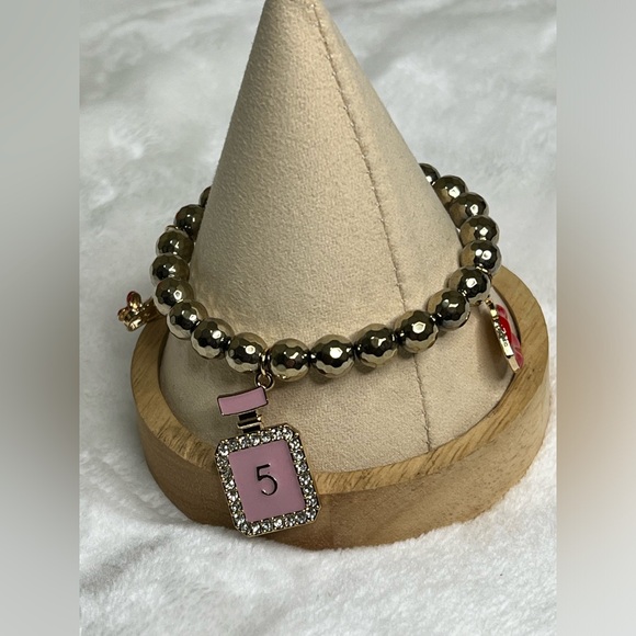 🆕 Gold Tone Charm Bracelet - Picture 8 of 8